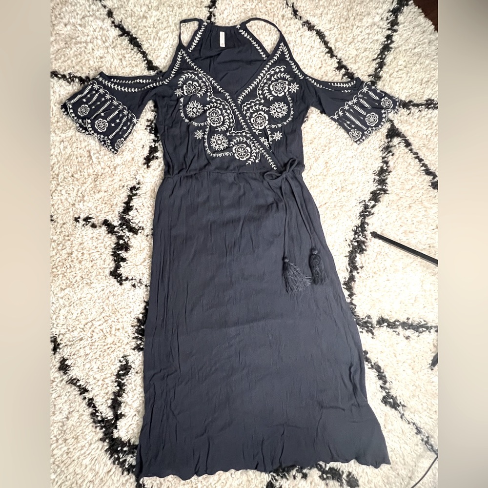 Embroidered Open Shoulder Midi - Picture 3 of 8